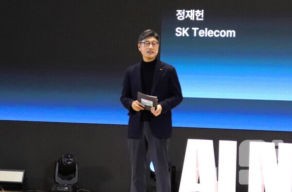 정재헌 SKT CEO가 3일 서울 코엑스에서 열린 ‘SK AI SUMMIT 2025’에서 취임 후 처음 무대에 올라 AI 전략을 발표했다.  /김동원 기자