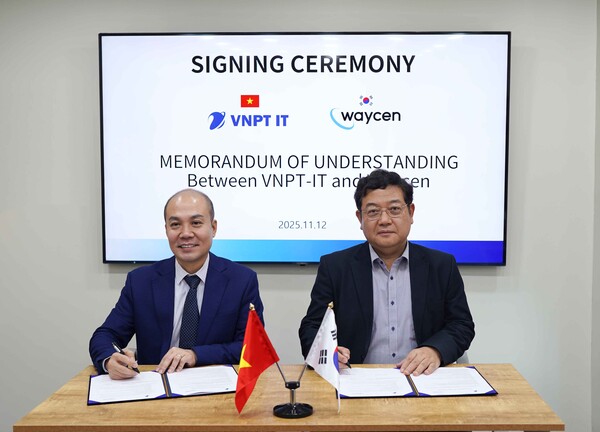 호앙 VNPT IT 대표(왼쪽)와 김경남 웨이센 대표가 MOU 문서에 서명을 하고 있다. /웨이센