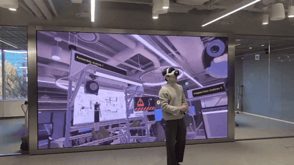 비전프로를 착용하면 버추얼 트윈 공간에서 내부 부품 수리 등의 방법을 교육할 수 있다. /김동원 기자