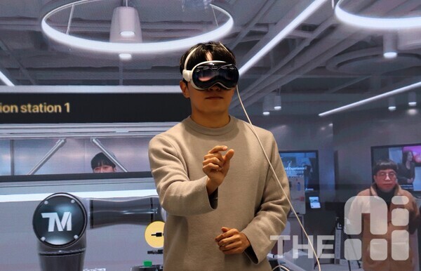 백강민 다쏘시스템코리아 카티아 인더스트리 프로세스 컨설턴트가 애플 비전프로를 착용하고 ‘3D 라이브’를 시연하고 있다. /김동원 기자