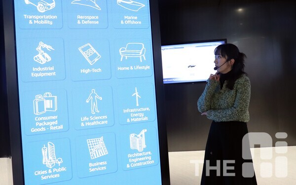 김현진 다쏘시스템코리아 3D익스피리언스센터장은 “버추얼 트윈으로 위험 요소를 실제처럼 재현할 수 있어 신규 인력이 반복적으로 대응 절차를 익히고 사고 가능성을 줄일 수 있다”고 설명했다. /김동원 기자