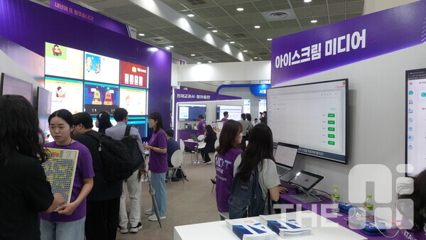 ‘에듀테크 코리아 페어 2025’ 전시관 ‘한국교과서협회공동관’ 부스에서 교문사, 동아출판, 비상교육, 와이비엠, 지학사, 천재교육·교과서, 아이스크림미디어 등 업체의 교육자료로 지위가 변경된 AI 디지털교과서를 관람객들이 체험하고 있다. /구아현 기자