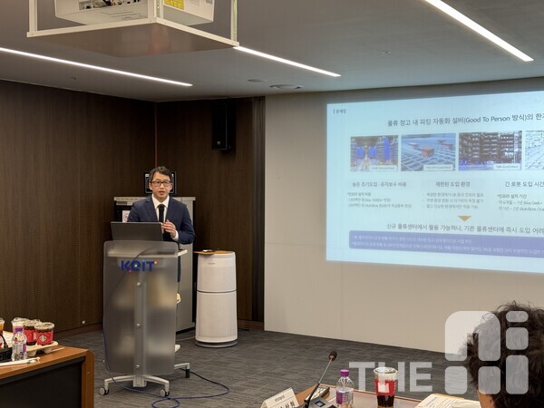 천영석 트위니 대표가 국내 물류센터 환경에 맞춘 자율주행 로봇 기술에 대해 설명하고 있다. /유덕규 기자
