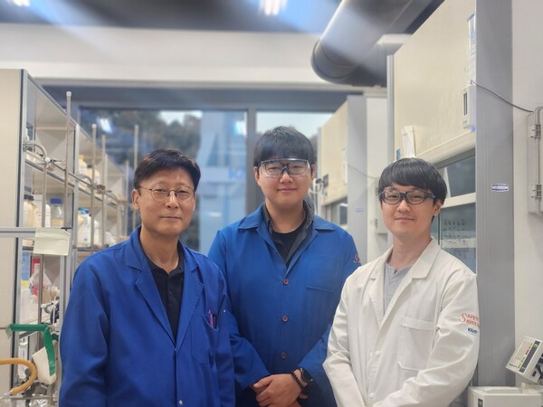 KAIST 연구진. (왼쪽부터) 이희승 교수, 홍정우 박사, 김재욱 박사. /KAIST