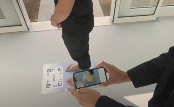 사용자의 발 모양을 촬영해서 맞춤형 신발을 제작하는 모습. /다쏘시스템 유튜브 캡처