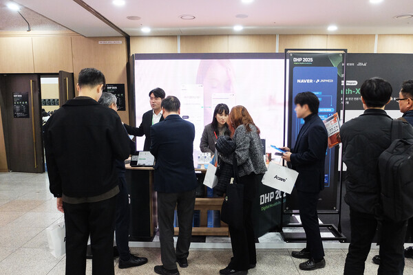 제이앤피메디 김진곤 상무(왼쪽)와 이승미 전무가 DHP 2025 제이앤피메디-네이버 부스에서 제이앤피메디와 네이버의 디지털 헬스케어 서비스에 대해 설명하고 있다. /제이앤피메디