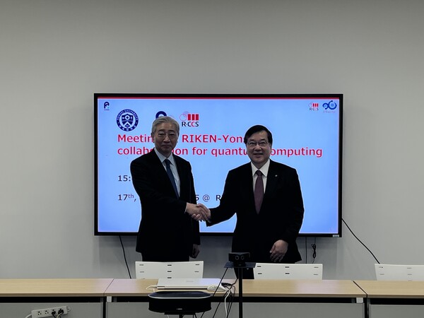 협약식에 앞서 열린 윤동섭 총장-고노카미 이사장 협의회 모습 (왼쪽부터) 윤동섭 연세대  총장, 리켄 고노카미 마코토 이사장