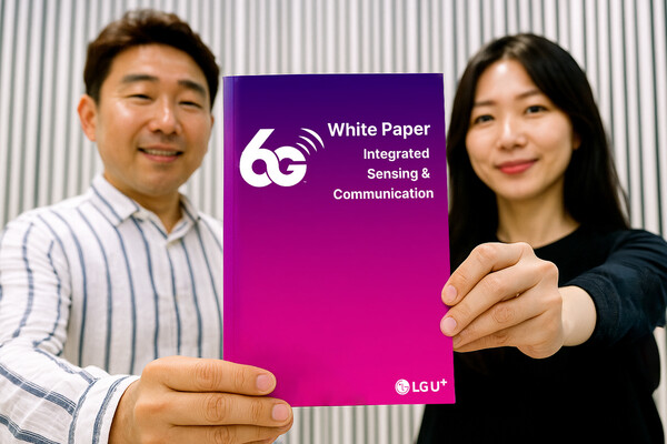 LG유플러스는 6G 시대의 핵심 기술로 주목받는 통신·센싱 융합 기술(ISAC)을 주제로 ‘2025년 6G 백서’를 발간했다고 17일 밝혔다. 6G 백서 표지를 모델이 선보이고 있는 모습을 AI로 생성한 이미지. /LG유플러스