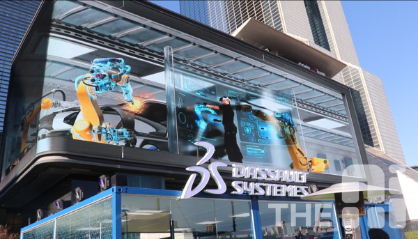 버추얼 트윈에서 자동차 설계와 생산이 되는 모습을 보여주는 캠페인 영상. 서울 코엑스 K-POP 스퀘어 대형 3D 미디어 스크린에서 11월 한 달간 다쏘시스템의 ‘AI for Manufacturing Industries’ 캠페인이 상영된다. /김동원 기자 