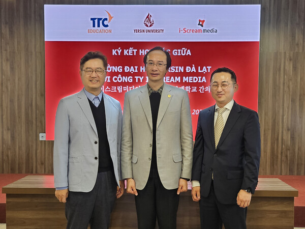 (왼쪽부터) 김규 사이공한글학교 교장, 부( 티 투이 중VU THI THUY DUNG) 예르생 달랏대 부총장, 김성욱 아이스크림미디어 실장이 교육 협력을 위한 업무협약(MOU)을  체결한 후 기념사진을 찍고 있다. /아이스크림미디어