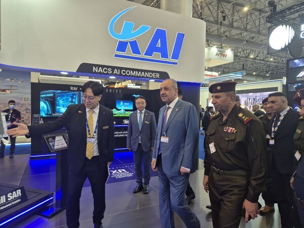 이라크 국방장관 일행이 KAI부스를 방문해 설명을 듣고 있다. /KAI