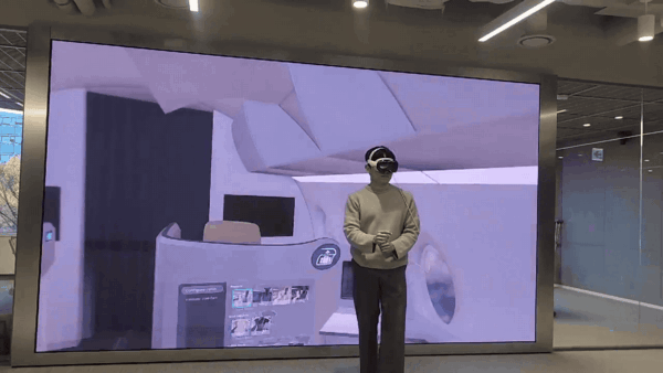 다쏘시스템 코리아 관계자가 애플 비전프로를 착용해 버추얼 트윈 공간에서 비행기 내부 디자인을 설계하는 모습을 시연하고 있다. /김동원 기자
