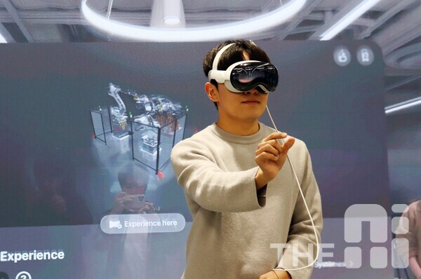 백강민 다쏘시스템코리아 카티아 인더스트리 프로세스 컨설턴트가 애플 비전프로를 착용하고 ‘3D 라이브’를 시연하고 있다. /김동원 기자