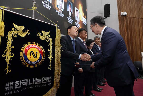 지난 19일, 정부과천청사에서 진행된 '2025 범죄예방대상' 시상식에서 안천웅 한국나눔연맹 사무총장(왼쪽 첫번째)가 정성호 법무부 장관으로부터 대통령 표창을 수상하고 있다. /한국나눔연맹