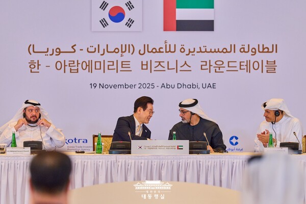 아랍에미리트(UAE)를 국빈 방문 중인 이재명 대통령이 19일(현지시간) 아부다비의 한 호텔에서 열린 한-UAE 비즈니스 라운드테이블에서 칼리드 왕세자와 악수를 하고 있다. /대통령실