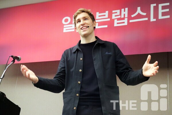 마티 스타니셰프스키(Mati Staniszewski) 일레븐랩스 CEO는 “한국은 AI 도입률이 글로벌 평균의 2배에 달하고, 세계에서 가장 까다로운 서비스 기준을 가진 시장”이라며 “한국에서 통하면 어디서든 통한다는 확신으로 이곳을 선택했다”고 말했다. /김동원 기자