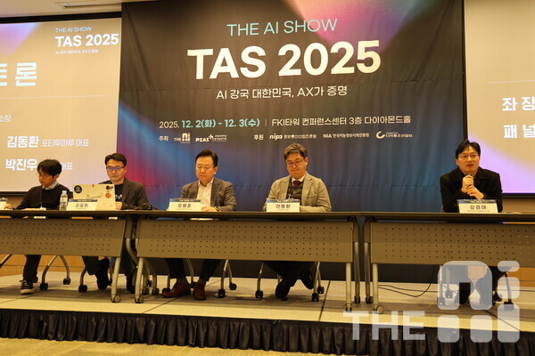 3일 서울 여의도 FKI 타워 컨퍼런스센터에서 열린 ‘THE AI SHOW 2025(TAS 2025)’ 제조 AI 컨퍼런스에서 패널토론이 진행되고 있다. (왼쪽부터) 박진우 RTM 부대표, 김동환 포티투마루 대표, 오병준 지멘스DISW 한국지사장, 안동환 어드밴텍 부사장, 강경태 한양대ERICA AI융합연구소장(좌장). /구아현 기자