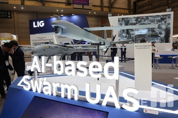 LIG넥스원의 캐니스터 발사 방식의 군집 자폭형 소형 무인기 모습. /유덕규 기자